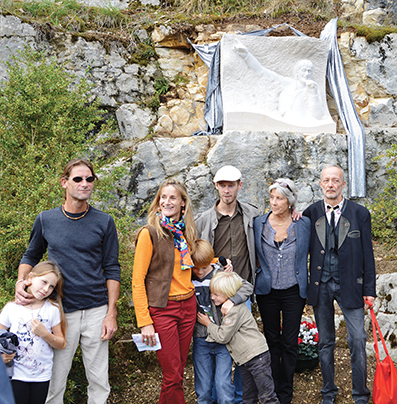 Sa famille et le sculpteur Alain Jay