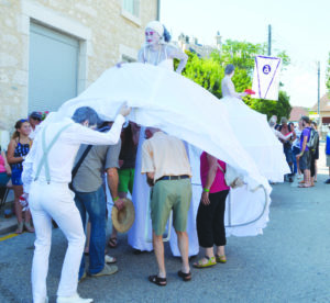 Ceyzérieu “sous les jupes des filles”.