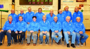 PHOTO (debout de g. à d.) : André, Michel, Francis, Georges, Guy, Jo, Roland et Maurice. (assis de g. à d.) : Michel, Claude, Marie-Lou, Jacky, Jean-Jacques, André et Daniel. 