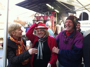 Belley - Paulette (au centre) du restaurant "Le Bouchon" lors de l'alambic pour les festivités de Noël organisée par l'Ucab.