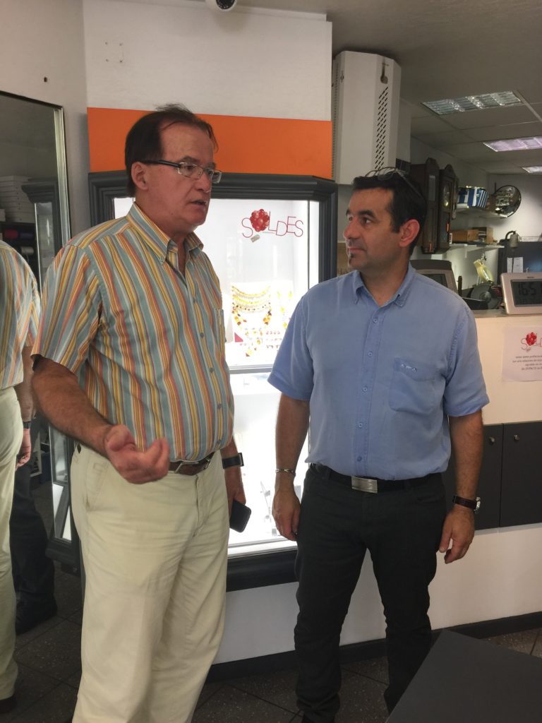 Pierre Berthet en visite chez les commerçants. Bijouterie Vacther