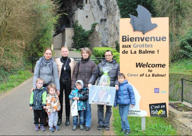 de gauche à droite : Mme Gohier et ses enfants - Pâtisserie GOHIER (confectionneur de la chauve-souris géante), Mme Sandra Goulaux, Adjointe au maire de La Balme-les-Grottes en charge des Grottes, et la famille SYLVESTRE