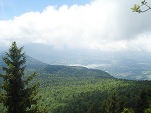 En contrebas le lac d'Aiguebelette dans un écrin de verdure ballad et vous