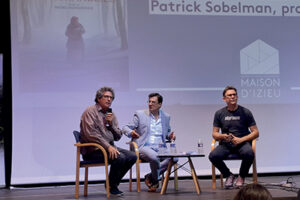 Le présentateur au centre, Patrick Sobelman, (à gauche) et Michel Hazanavicius ballad et vous