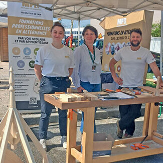 MFR-Cormaranche-Sandrine-Rongeat,-la-directrice,-entourée-de-deux-formateurs-ballad-et-vous