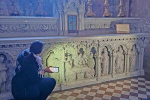 Florence,-nous-fait-découvrir-l’ancien-mobilier-liturgique-(l’autel)-à-la-lampe-torche-!-ballad-et-vous