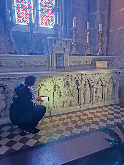 Florence,-nous-fait-découvrir-l’ancien-mobilier-liturgique-(l’autel)-à-la-lampe-torche-!-ballad-et-vous